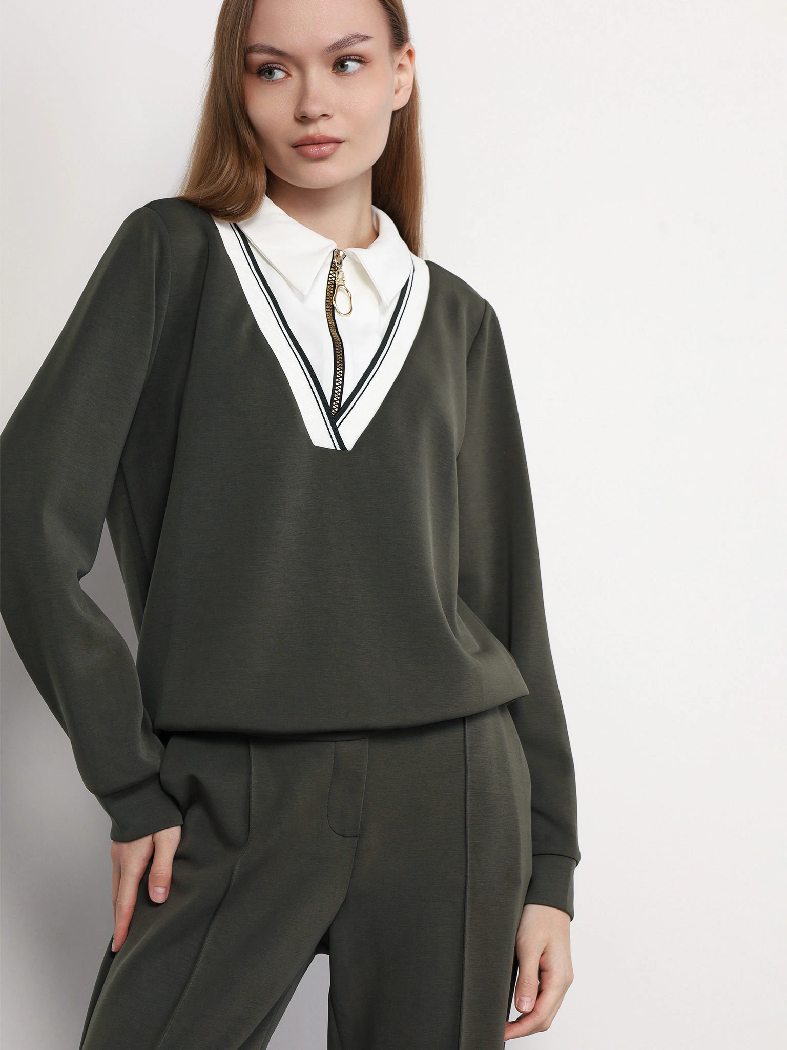 Джемпер зеленого цвета прямого кроя